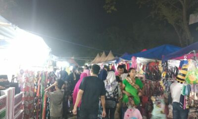 Suasana Pasar Ramadan di Stadion Maulana Yusuf, Senin (3/5). Masyarakat terlihat berlalu lalang mencari pakaian yang akan digunakan saat Lebaran pada Rabu nanti.